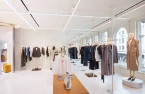 Стойки с одеждой в магазине MAY&CO