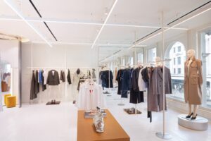 Стойки с одеждой в магазине MAY&CO