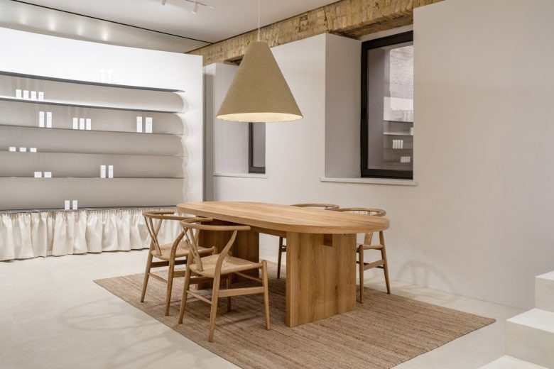 Стол и витрина в шоуруме PLEKA Professional Cosmetics Showroom