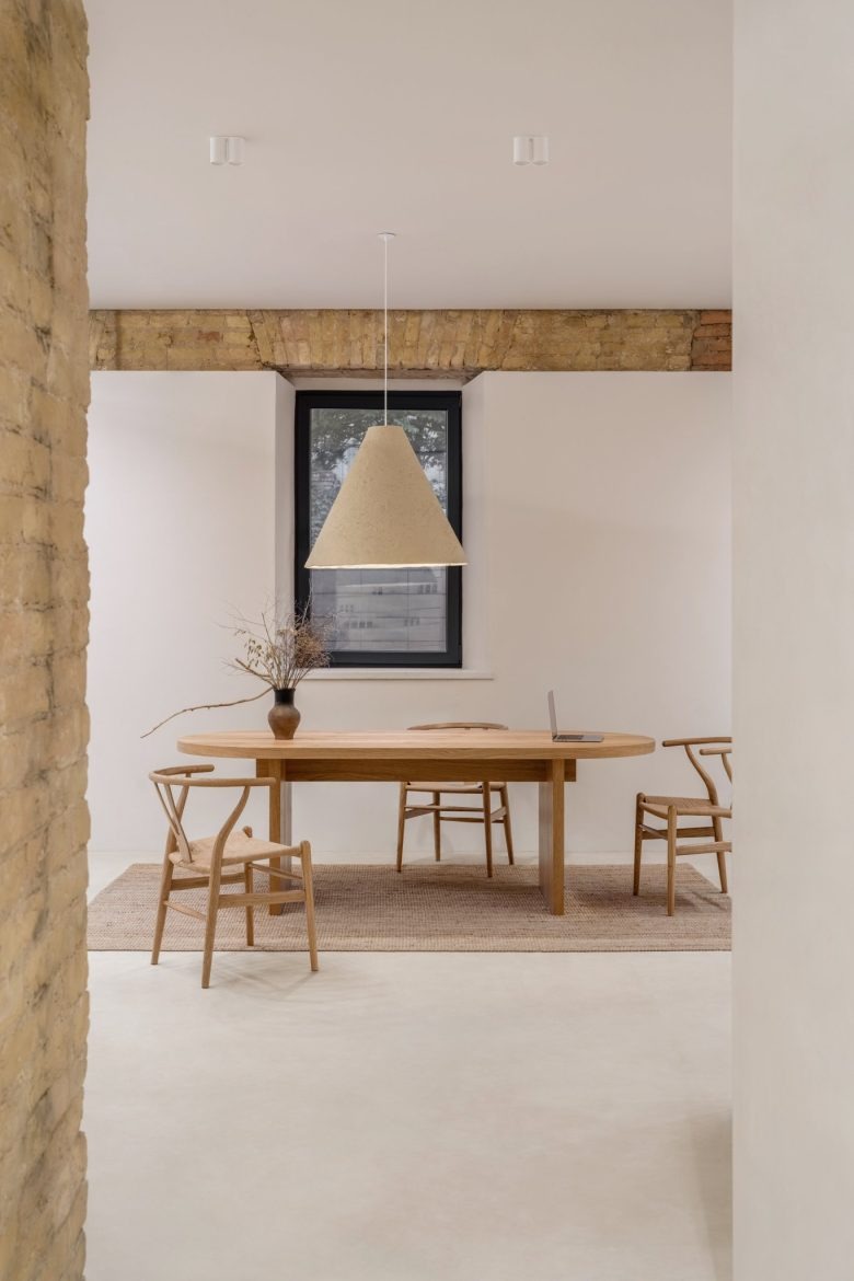 Стол в зоне ожидания PLEKA Professional Cosmetics Showroom