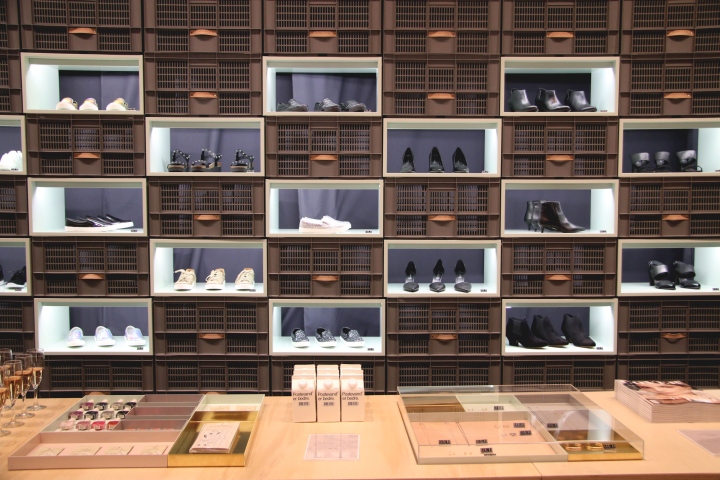 Красивый дизайн интерьера магазина сумок и аксессуаров в Копенгагене