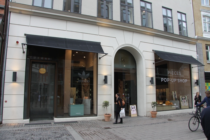 Экстерьер магазина сумок и аксессуаров в Копенгагене