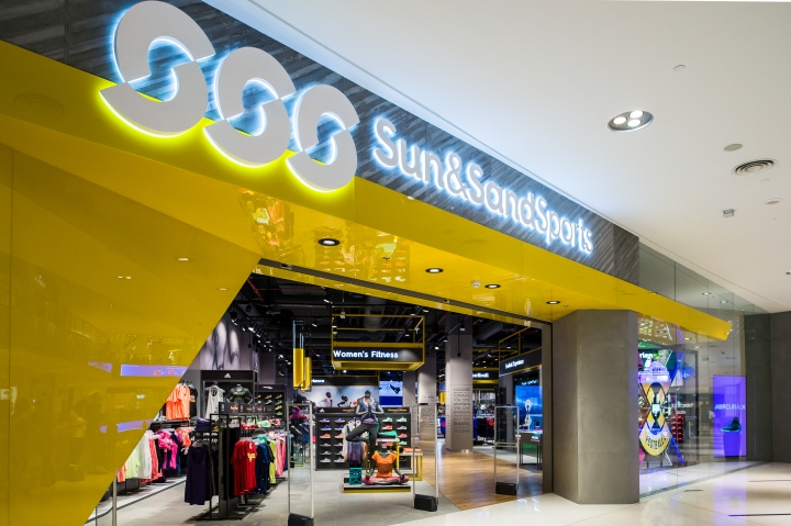 Вывеска на торце спортивного магазина Sun & Sand в Дубае