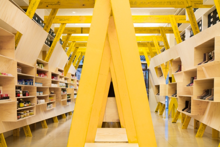Деревянные держатели полок в дизайне магазина обуви