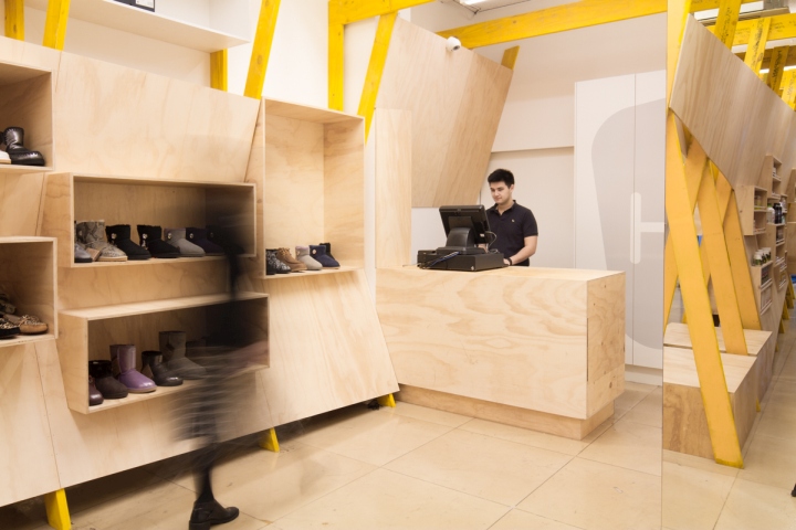 Кассовая зона в дизайне магазина обуви