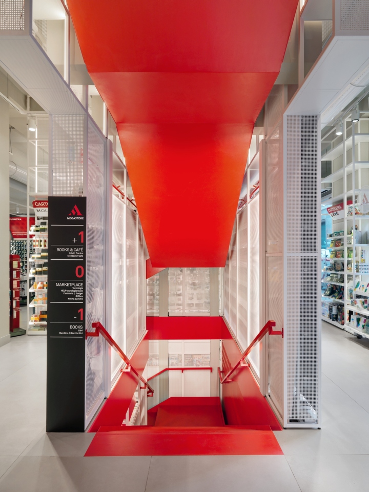 Лестница красного цвета в книжном магазине