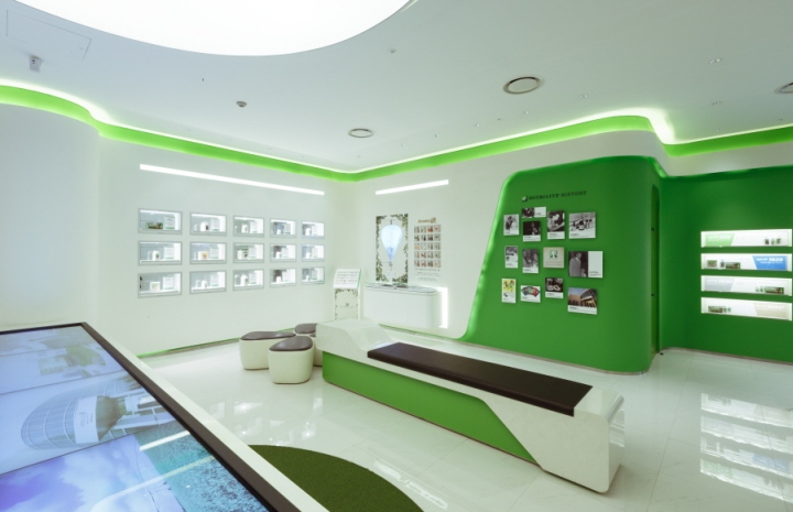 Зелено-белое оформление стены в флагманском магазине