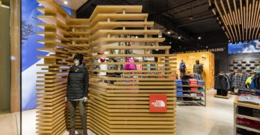 Ажурная конструкция для привлечения покупателей в новом магазине марки The North Face