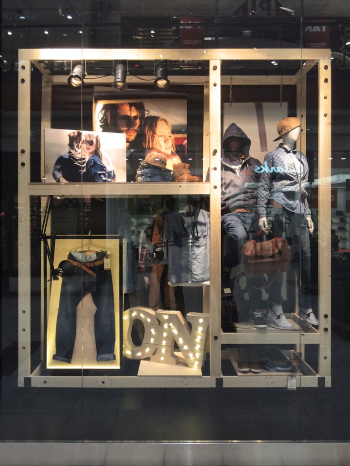 Металлическая конструкция в витрине магазина одежды