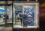 Все грани денима в дизайне витрины магазина Armani Exchange в Нью-Йорке