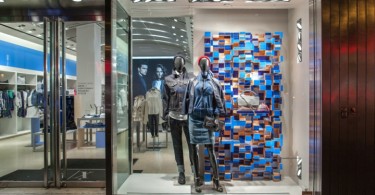 Все грани денима в дизайне витрины магазина Armani Exchange в Нью-Йорке