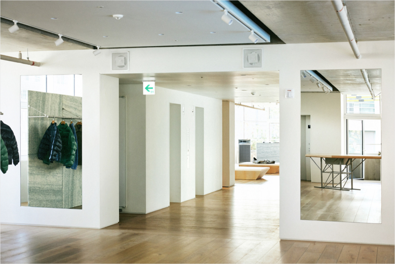 Светлое пространство с витриной и лавками Thisisneverthat store