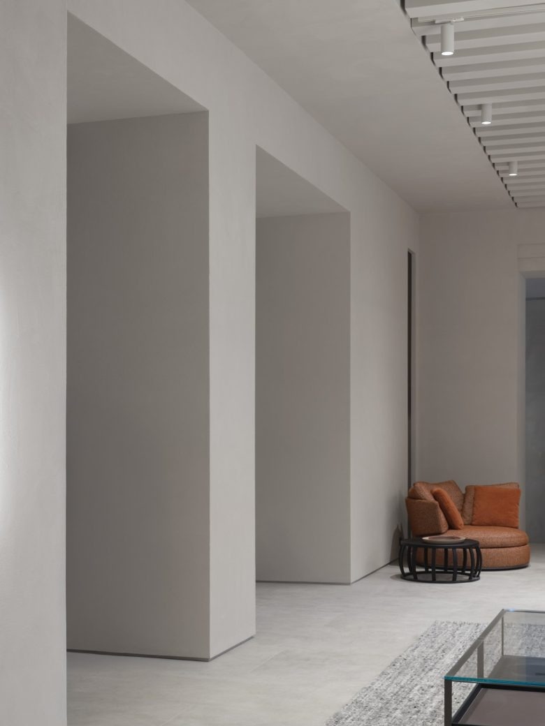 Светлый интерьер с нишами и диваном Luxury furniture store Trio-Interior