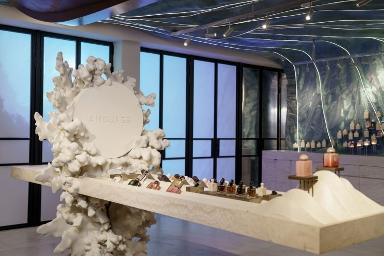 Центральная экспозиция с парфюмерией и арт-объектом AMOUAGE