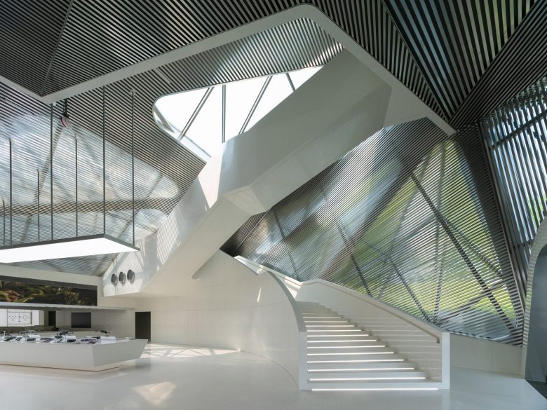 Центральная лестница и атриум с естественным светом DJI flagship store