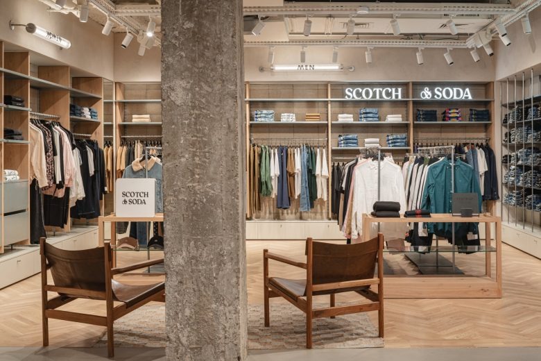 Центральная зона магазина с мебелью для отдыха Story Eilat store