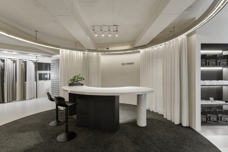 Центральная зона с круглой стойкой и шторами Self Maker Showroom