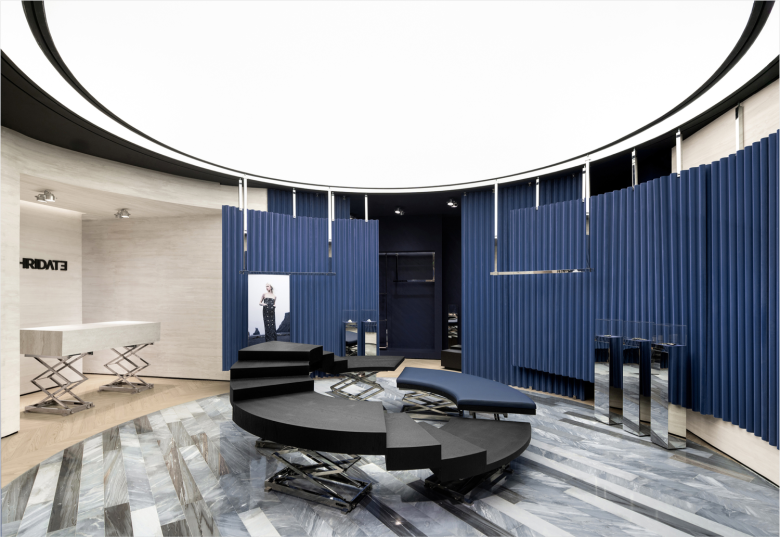 Центральная зона с круговым световым потолком и подиумами MITHRIDATE store