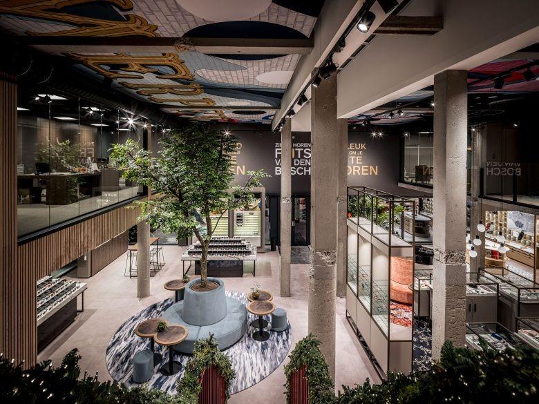 Центральный атриум магазина Frits van den Bosch