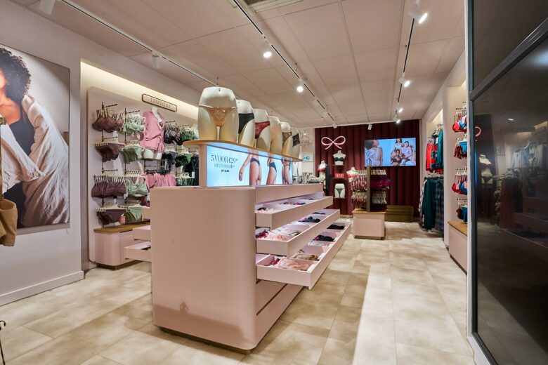 Центральный остров с демонстрацией белья Hunkemöller new retail concept