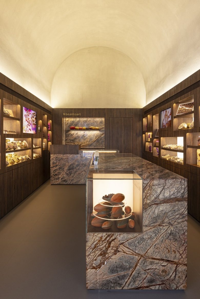 Центральный остров с шоколадом крупным планом Chocolat Du JourЦентральный остров с шоколадом крупным планом Chocolat Du Jour