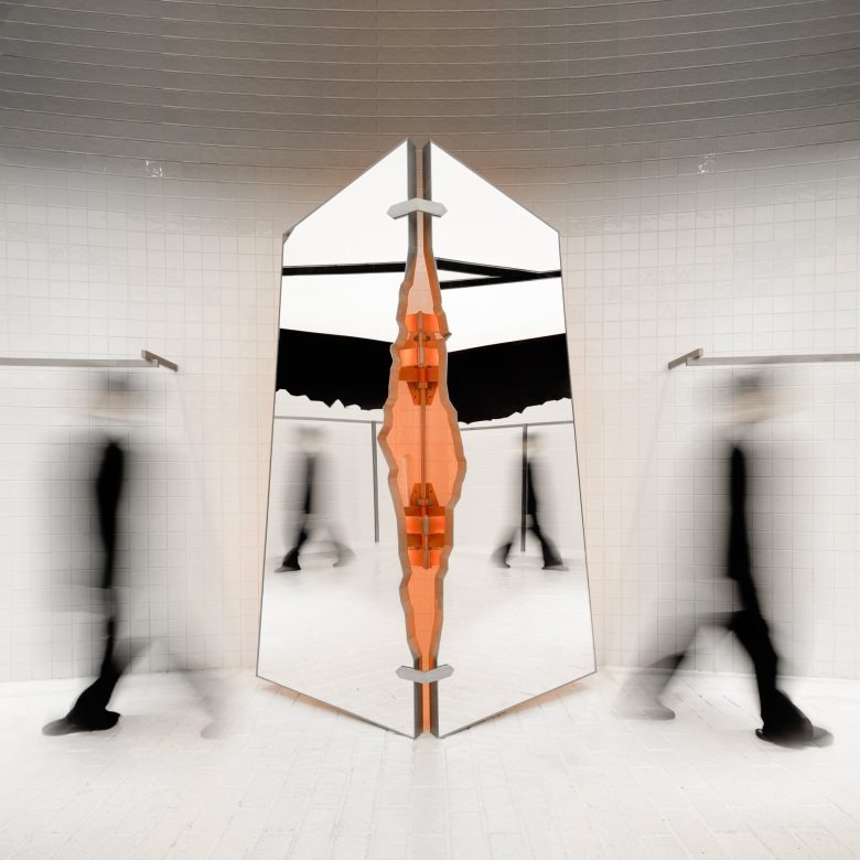 Центральный вид интерьера с геометрическим потолком PMW Next-Gen Street Culture Label Store