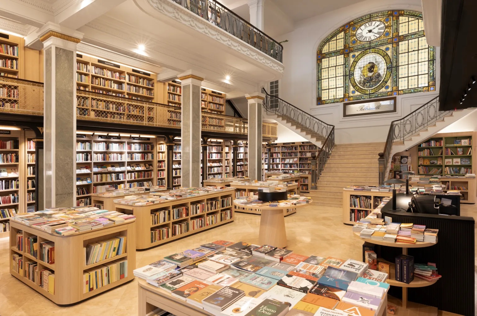 Центральный зал книжного магазина