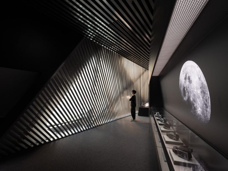 Темная экспозиционная зона с экраном и техникой DJI flagship store