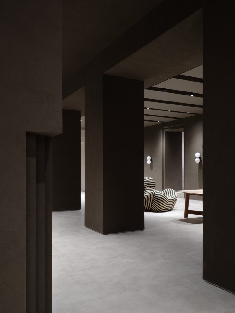 Темный интерьер с колоннами и мебелью Luxury furniture store Trio-Interior