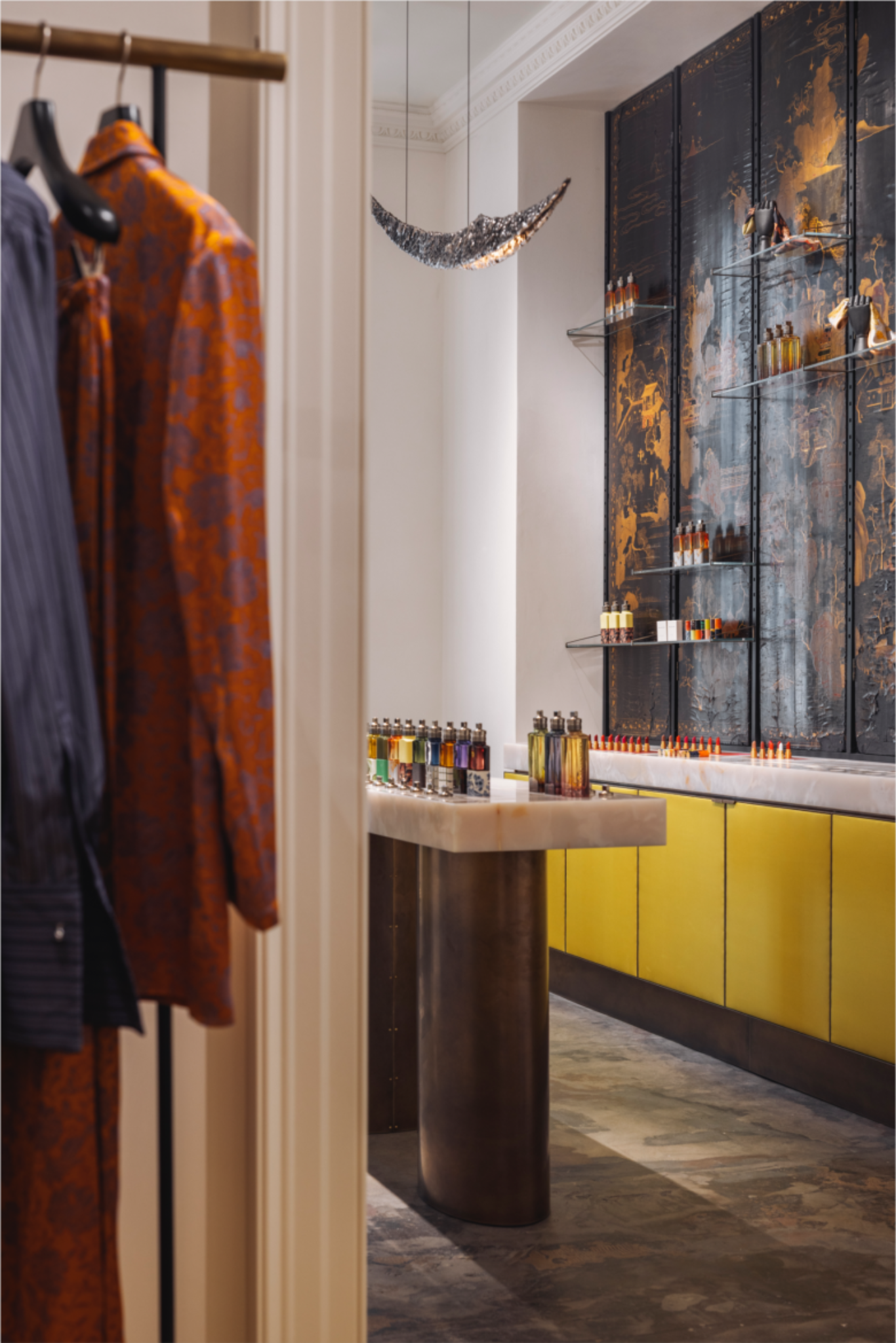 Торговая зона с парфюмерной стойкой Dries Van Noten store