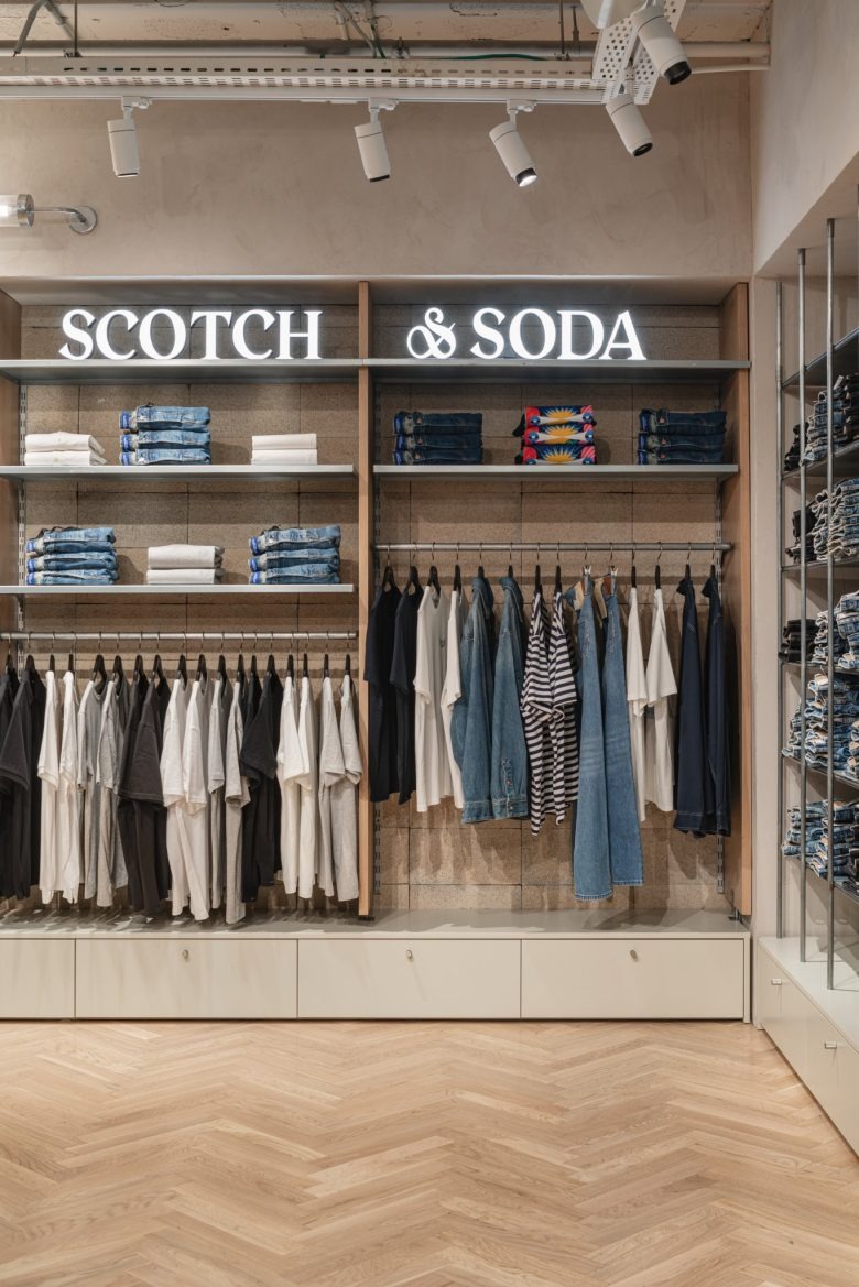 Торговая зона с вывеской Scotch & Soda Story Eilat store