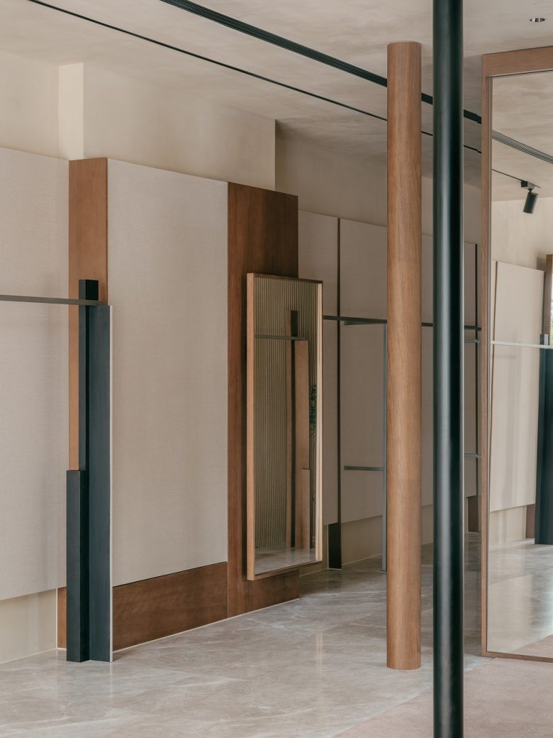 Торговое пространство магазина с колоннами и зеркалами Бутик No Such Thing