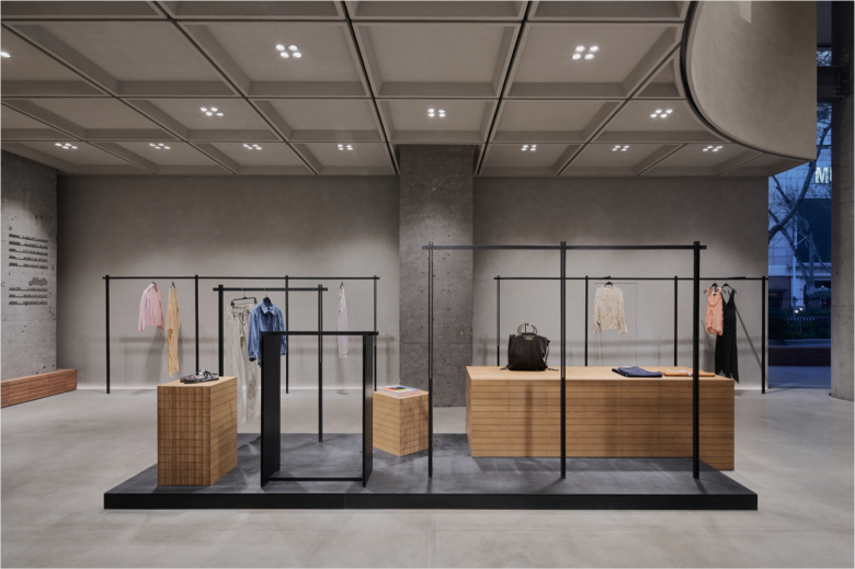 Торговый зал Zara с островными стойками И Вешалами