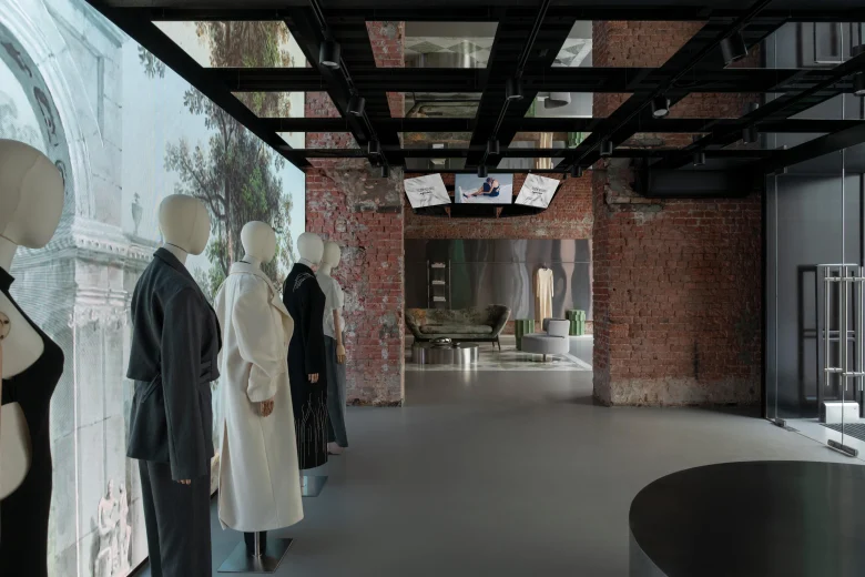 Торговый зал с манекенами NUDE STORY store