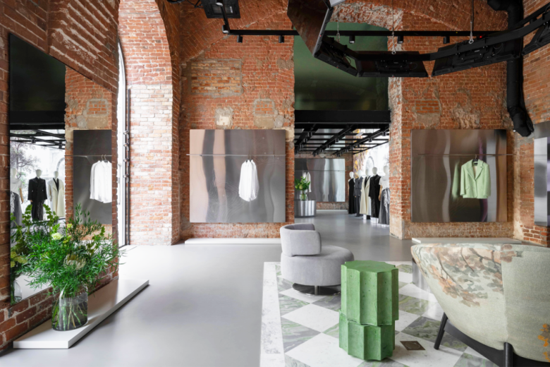 Торговый зал кирпичные стены NUDE STORY store