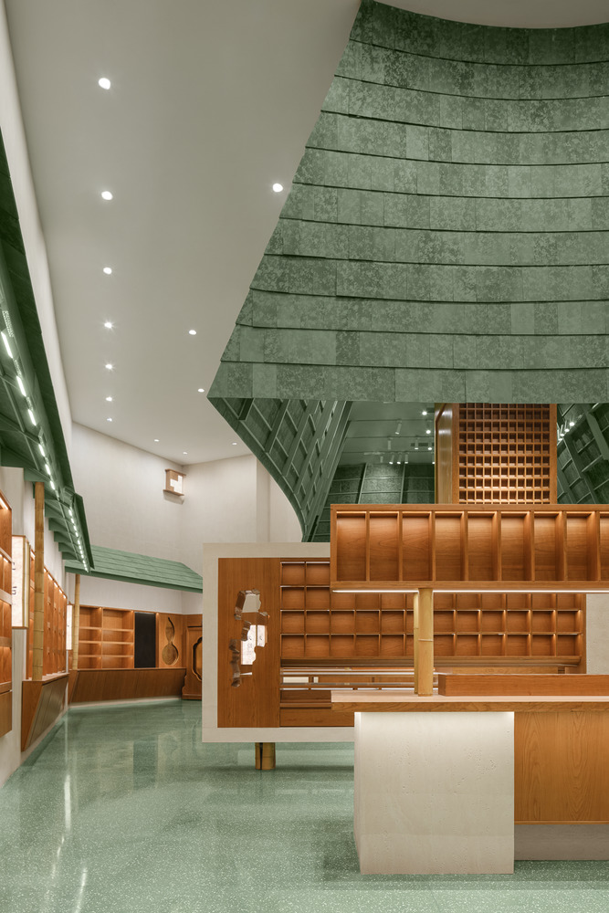 Торговый зал магазина XIEZI общий вид с зеленой крышей