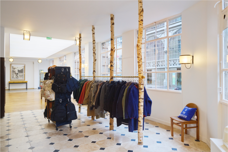 Торговый зал магазина одежды с деревянными стойками Words Sounds Colours Shapes