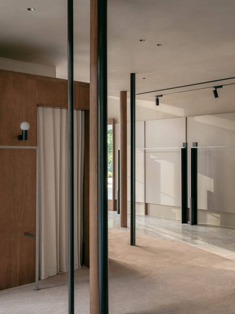 Торговый зал магазина с колоннами и зеркалами Бутик No Such Thing