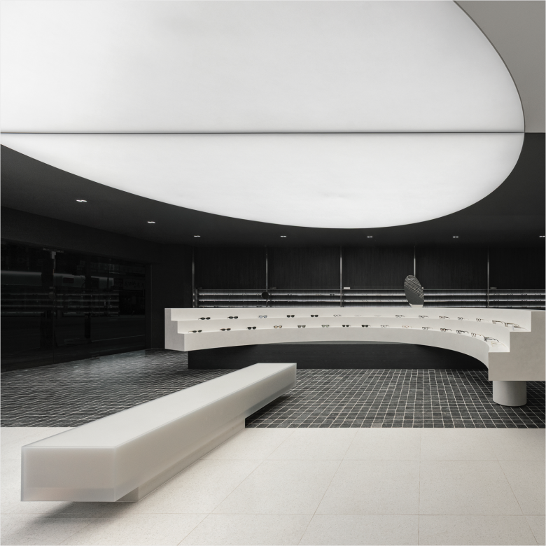 Торговый зал с длинной лавочкой Glass Star store