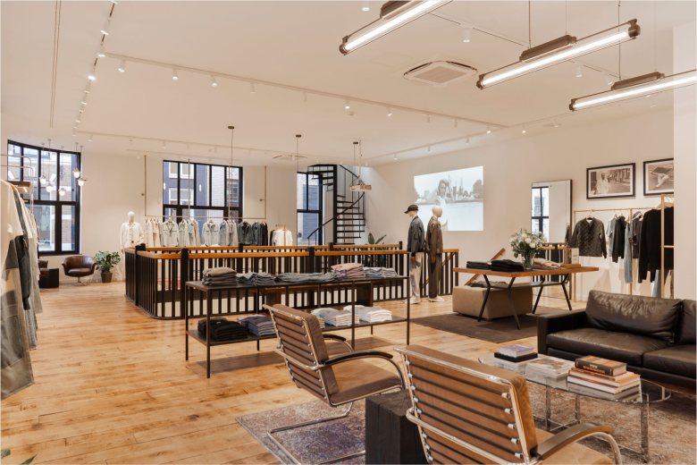 Торговый зал с креслами и мягкими диванами rag & bone store