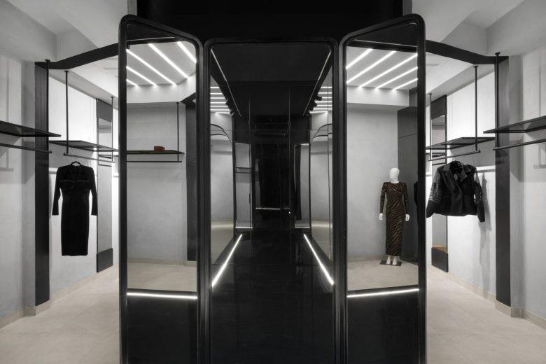 Торговый зал с манекенами Sameer Madan flagship store