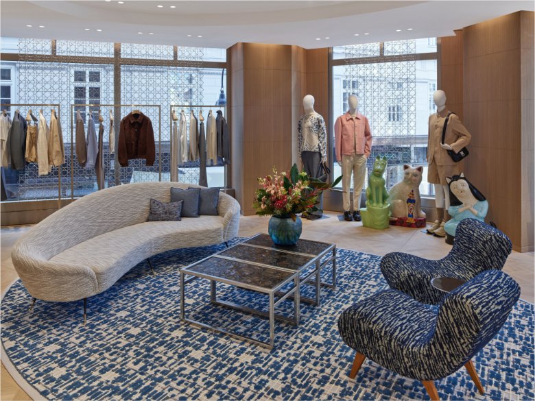 Торговый зал с мягкими диванчиками Dior flagship store