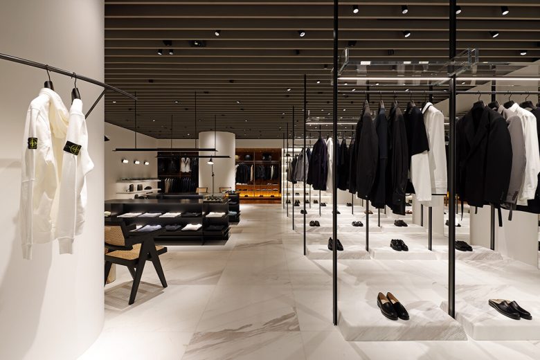 Торговый зал с одеждой Le GRAND CLOSET de PARIGOT _ MAN