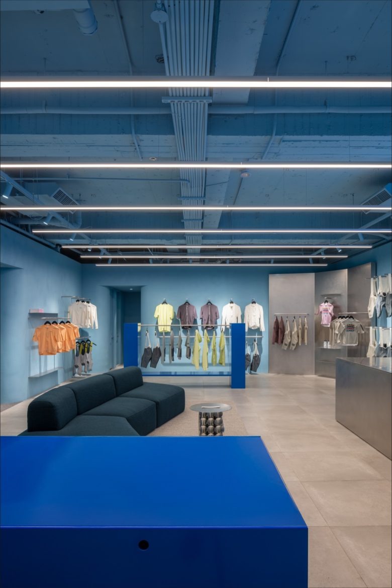 Торговый зал с одеждой и линейным освещением MAAP LaB Taipei