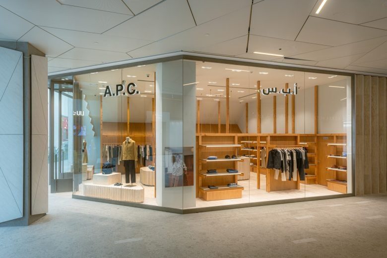 Магазин со стеклянной витриной A.P.C. store