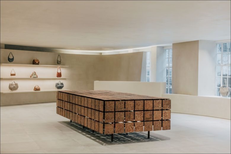 Торговый зал с полками и центральным островом Polène store