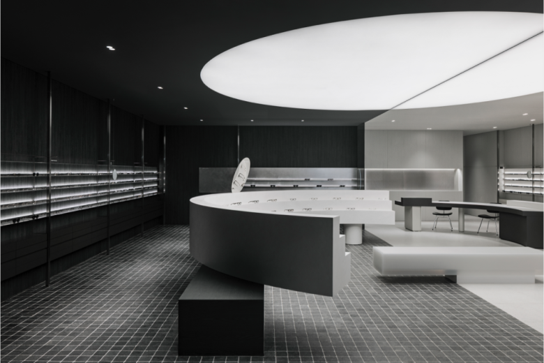 Торговый зал с полукруглыми витринами Glass Star storeТорговый зал с полукруглыми витринами Glass Star storeТорговый зал с полукруглыми витринами Glass Star store