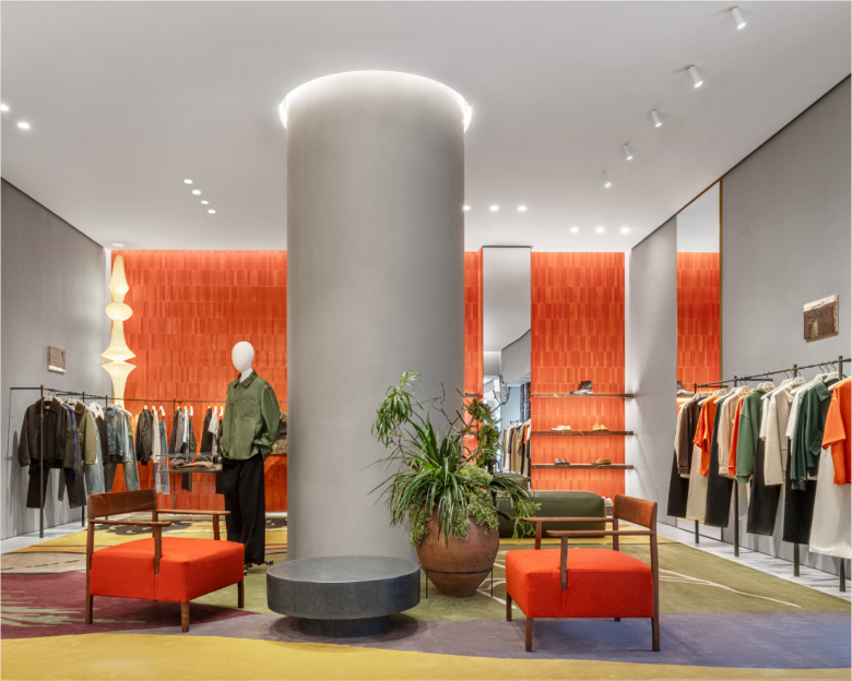 Торговый зал с витринами Casa LOEWE