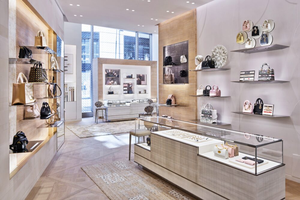 Торговый зал с витринами и полками Dior flagship store