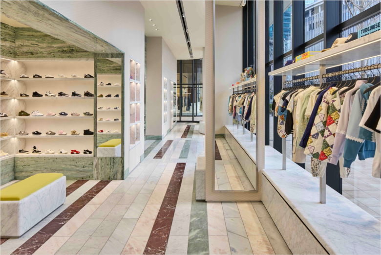 Торговый зал с витринами у стен KITH flagship store